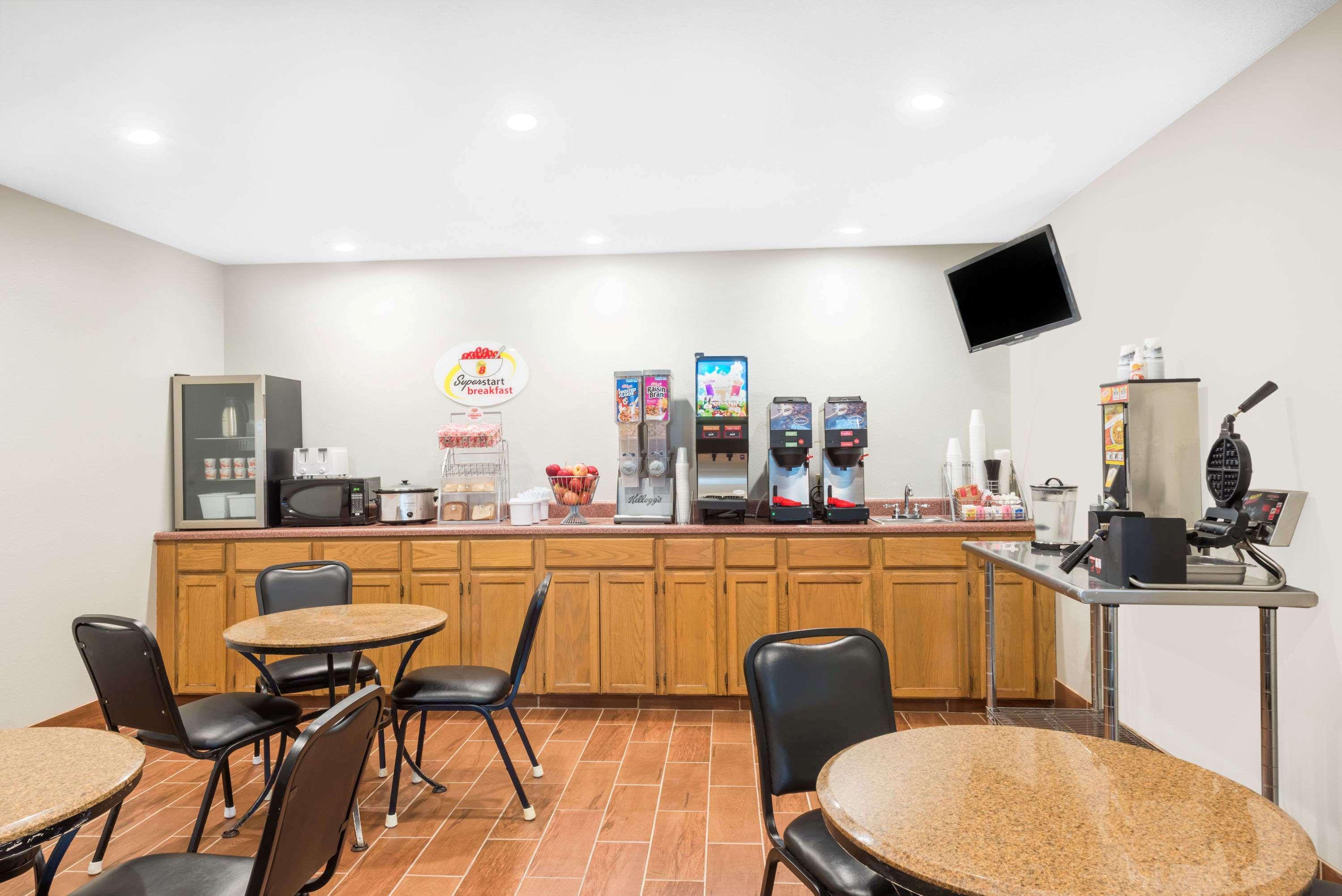 Super 8 By Wyndham Winfield-Quail Ridge Area Hotel Exterior photo