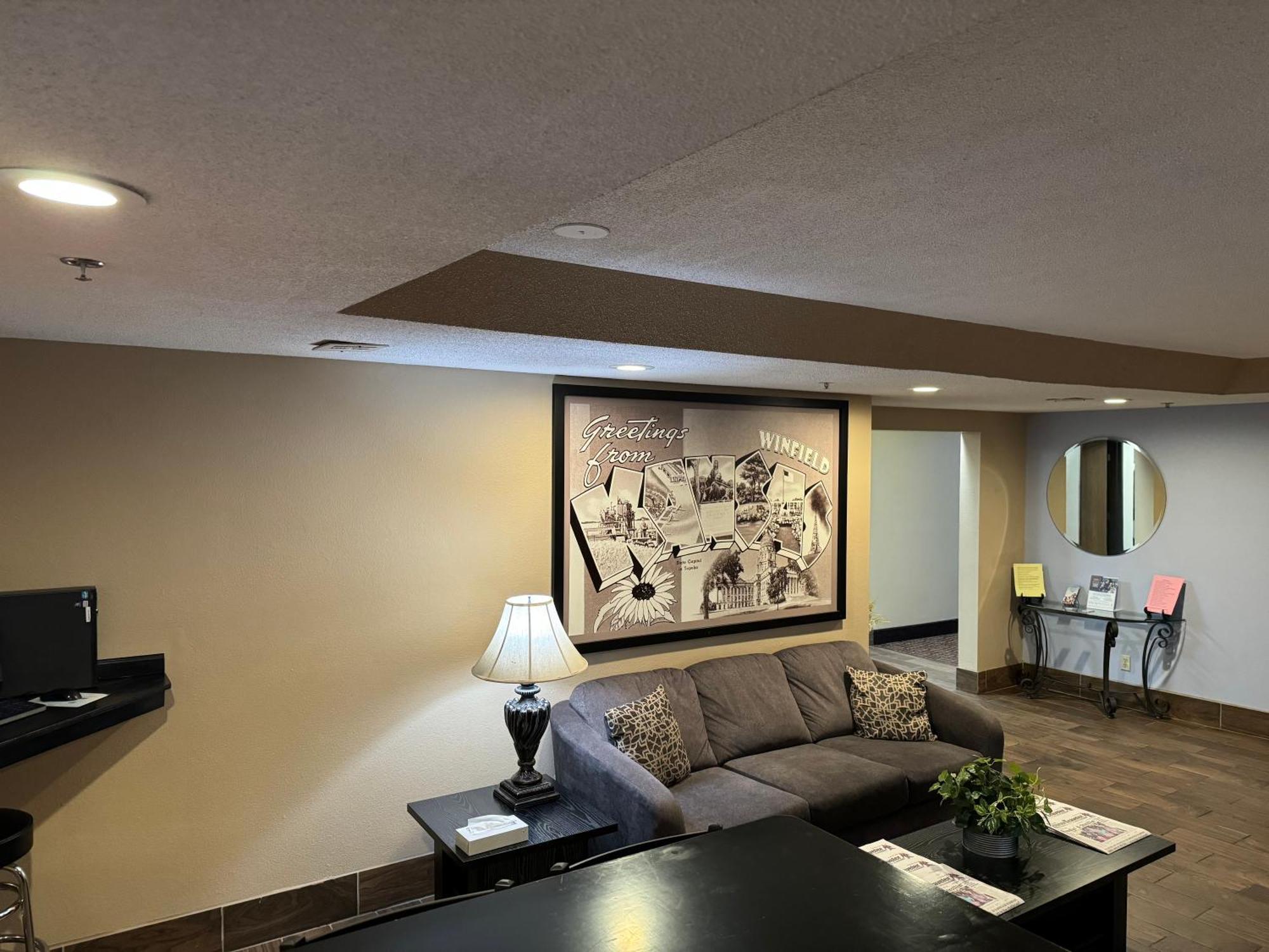 Super 8 By Wyndham Winfield-Quail Ridge Area Hotel Exterior photo